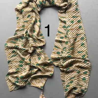 شال پلیسه منگوله دار جنس پارچه تمام‌ نخ مناسب بهار و تابستان وارداتی