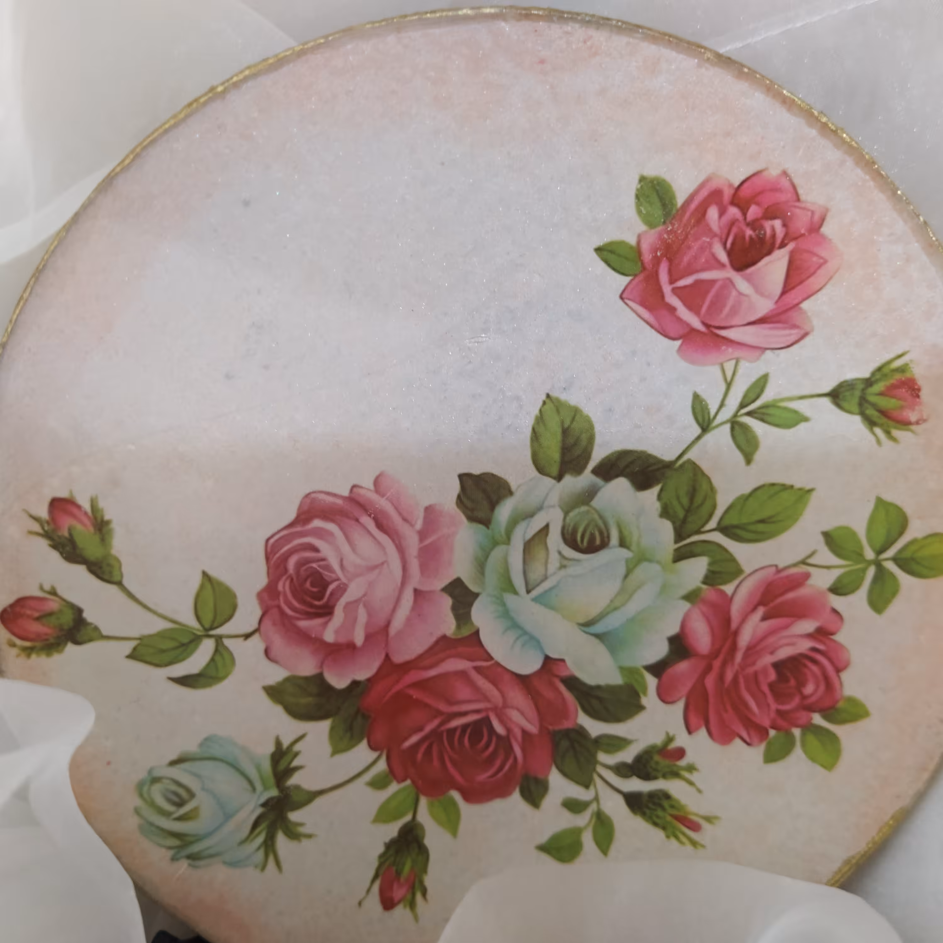 بشقاب تزئینی  جنس شیشه و رنگ شده با رنگ آکریلیک