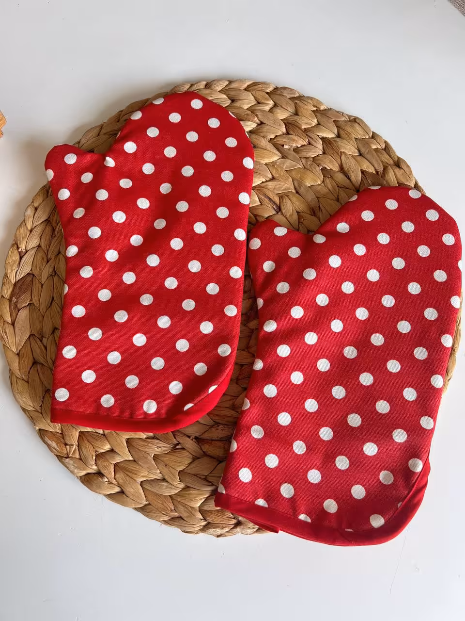 دستکش فر- طرح خالخالی قرمز