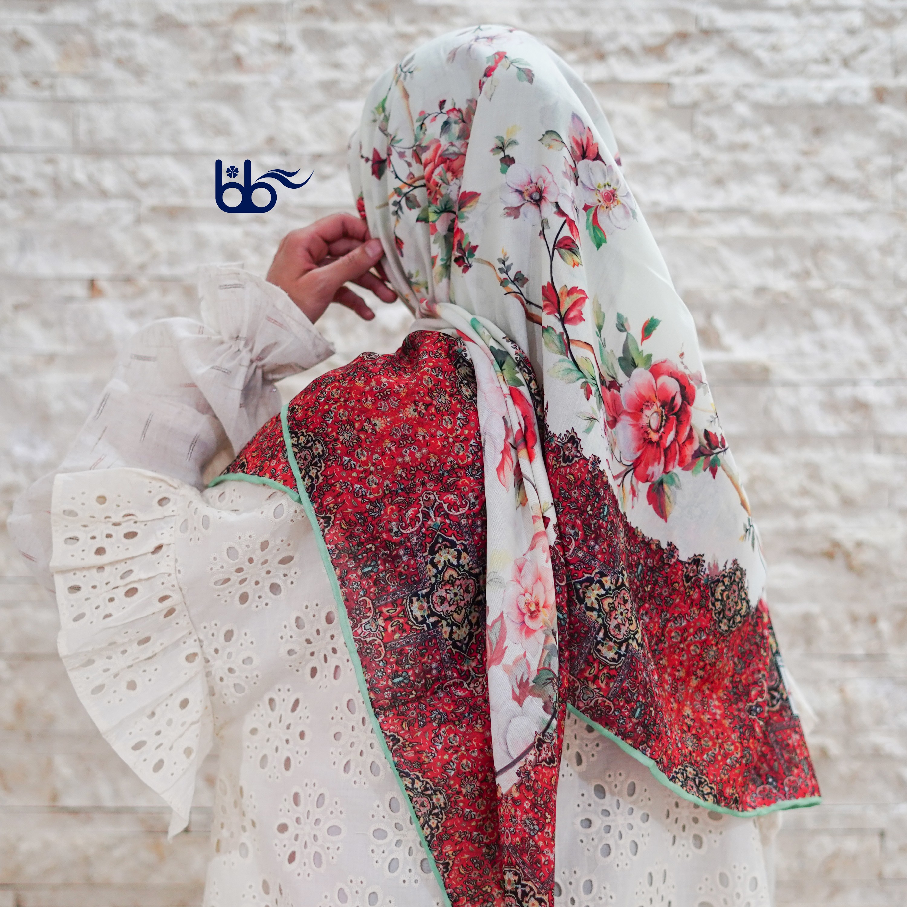 روسری سوپر نخ زمینه شیری رنگ حاشیه طرح ریز قواره بزرگ دور دوخت