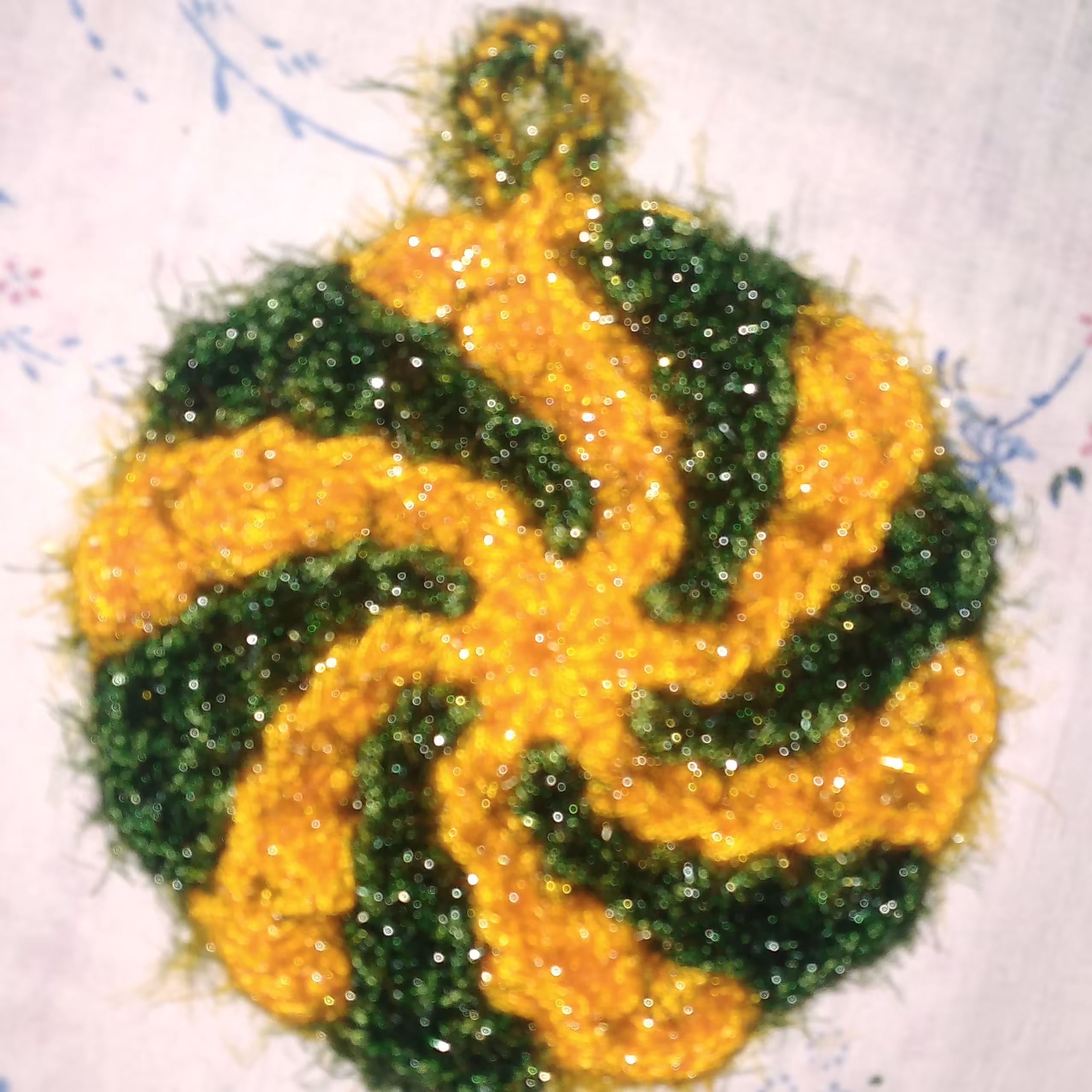 اسکاج بافتنی فرفره ای بافته شده با کاموای سوزنی در دورنگ سبز و زرد