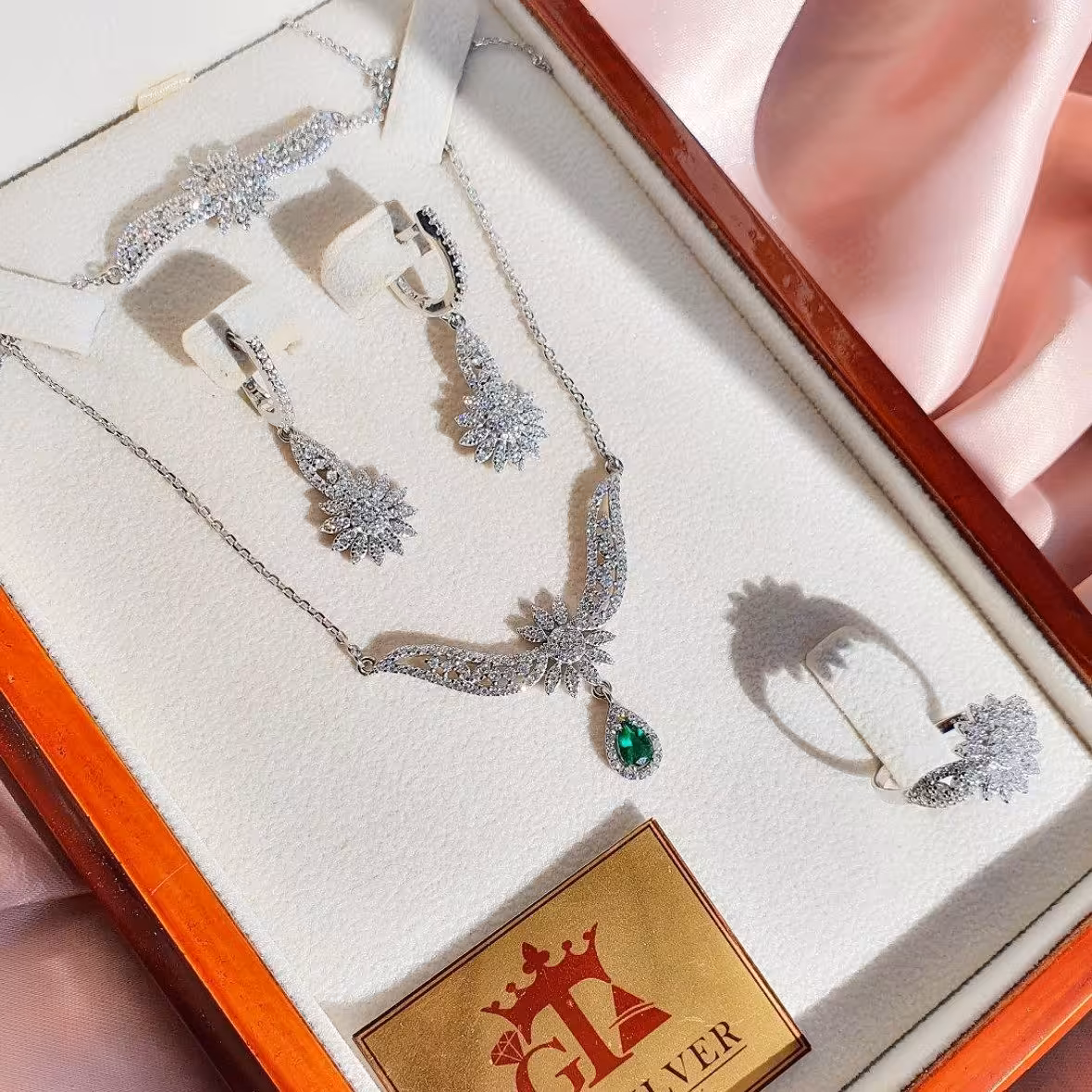 سرویس زنجیری شیک و سنگ رنگی نقره عیار925آبکاری طلا درجه یک و رنگ ثابت برندgta