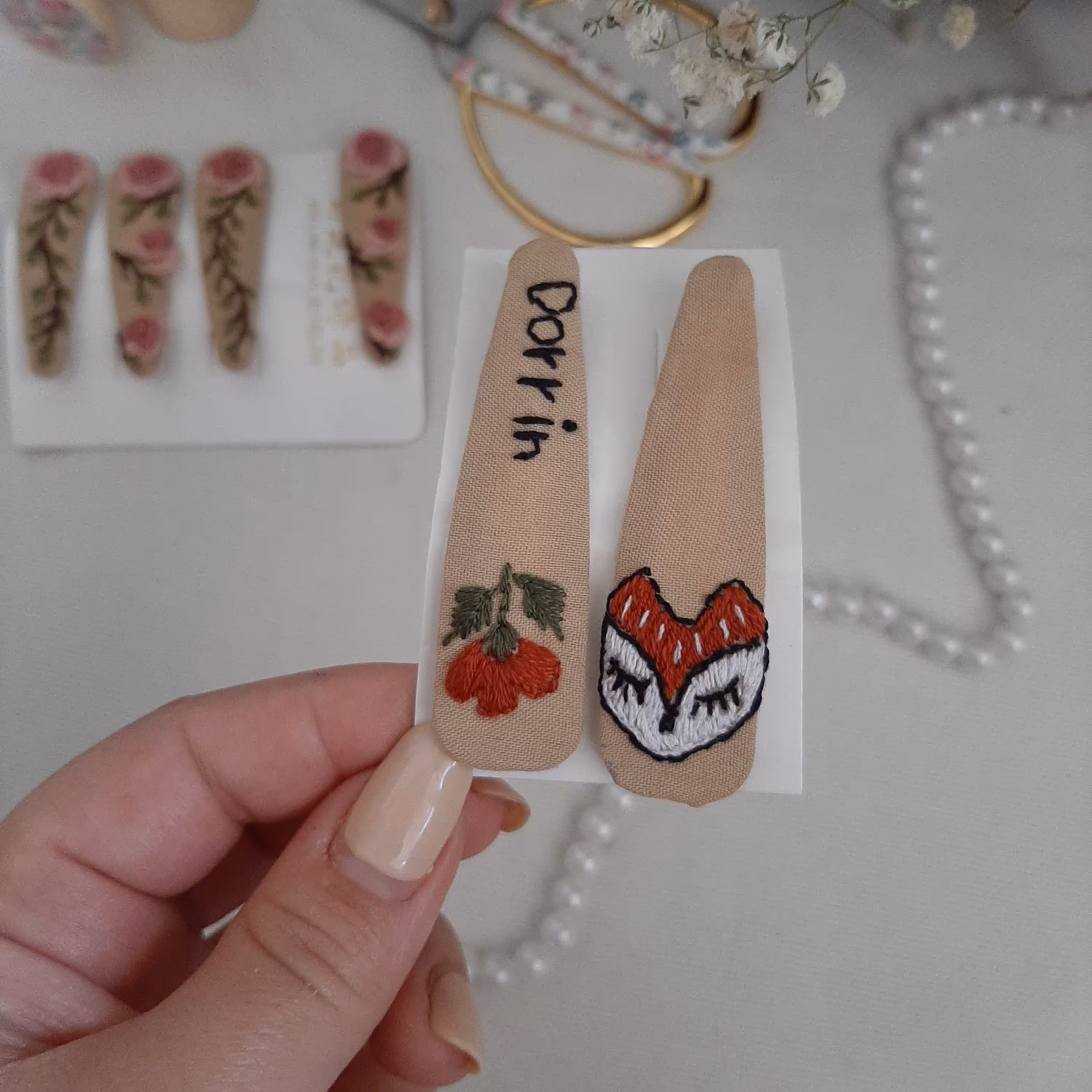 سنجاق روباه سوزندوزی شده با دست.