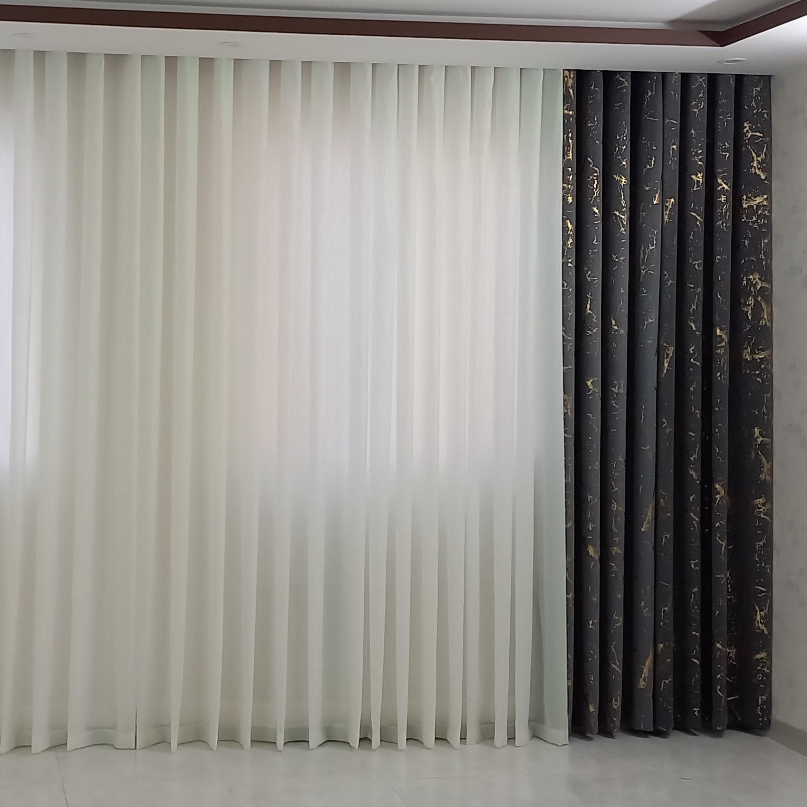 پرده آماده مخمل کالیفرنیا طلاکوب و حریر 6متری پانچ شده قد280