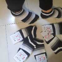 جوراب نخی زیبای رنگین کمانی در رنگ سفیدومشکی وطوسی