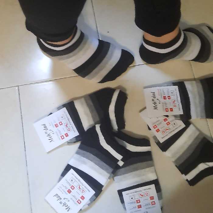 جوراب نخی زیبای رنگین کمانی در رنگ سفیدومشکی وطوسی