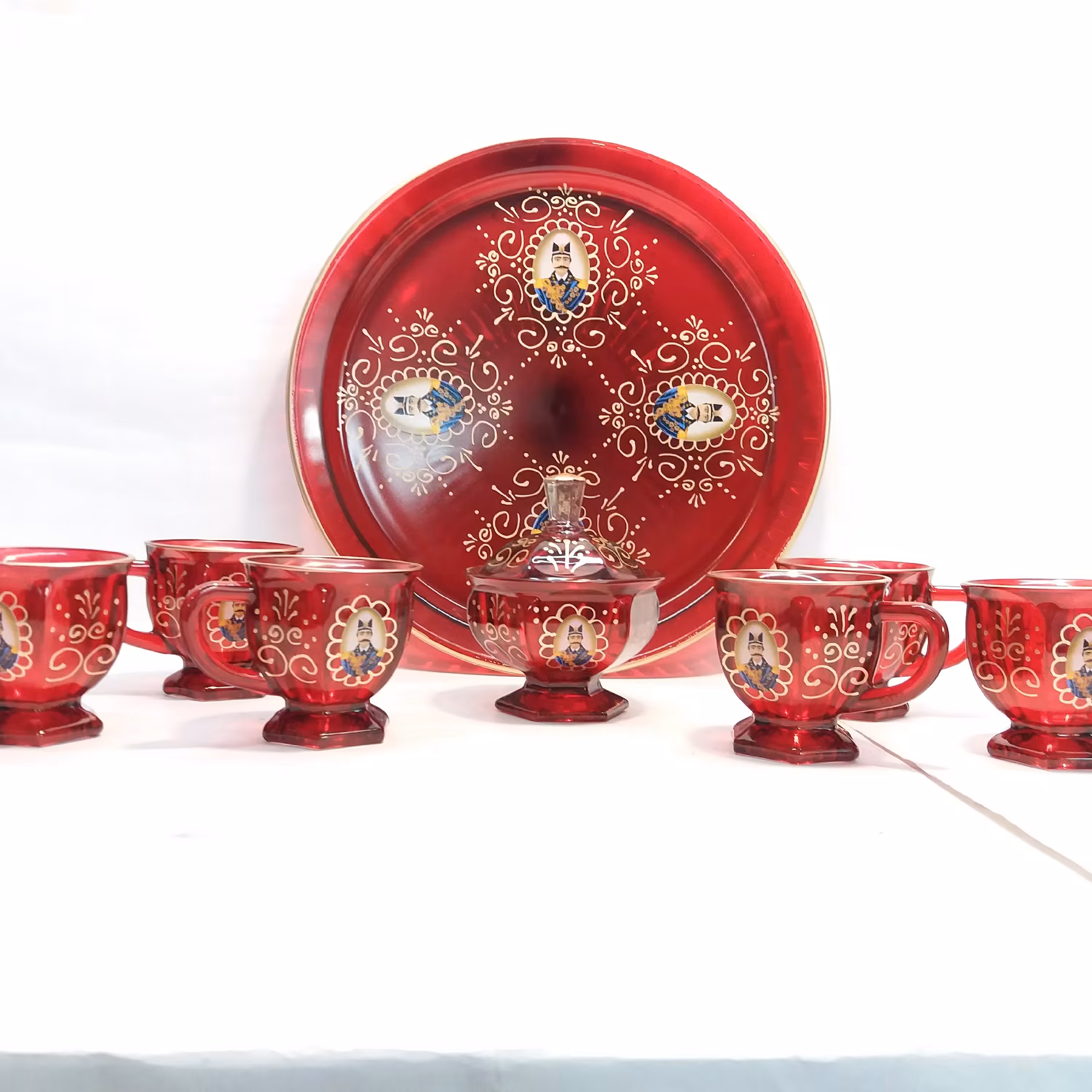 ست فنجان 9 پارچه شاه عباسی .. کار دکوری هست  .. 1 عدد سینی .. 1 عدد قندان .. 6 عدد فنجان