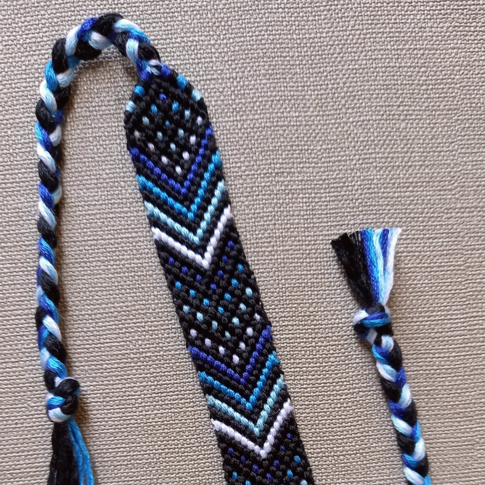 دستبند دوستی طرح چارلی ( آبی ) محصول کاملا دستساز تیم گوزن آبی