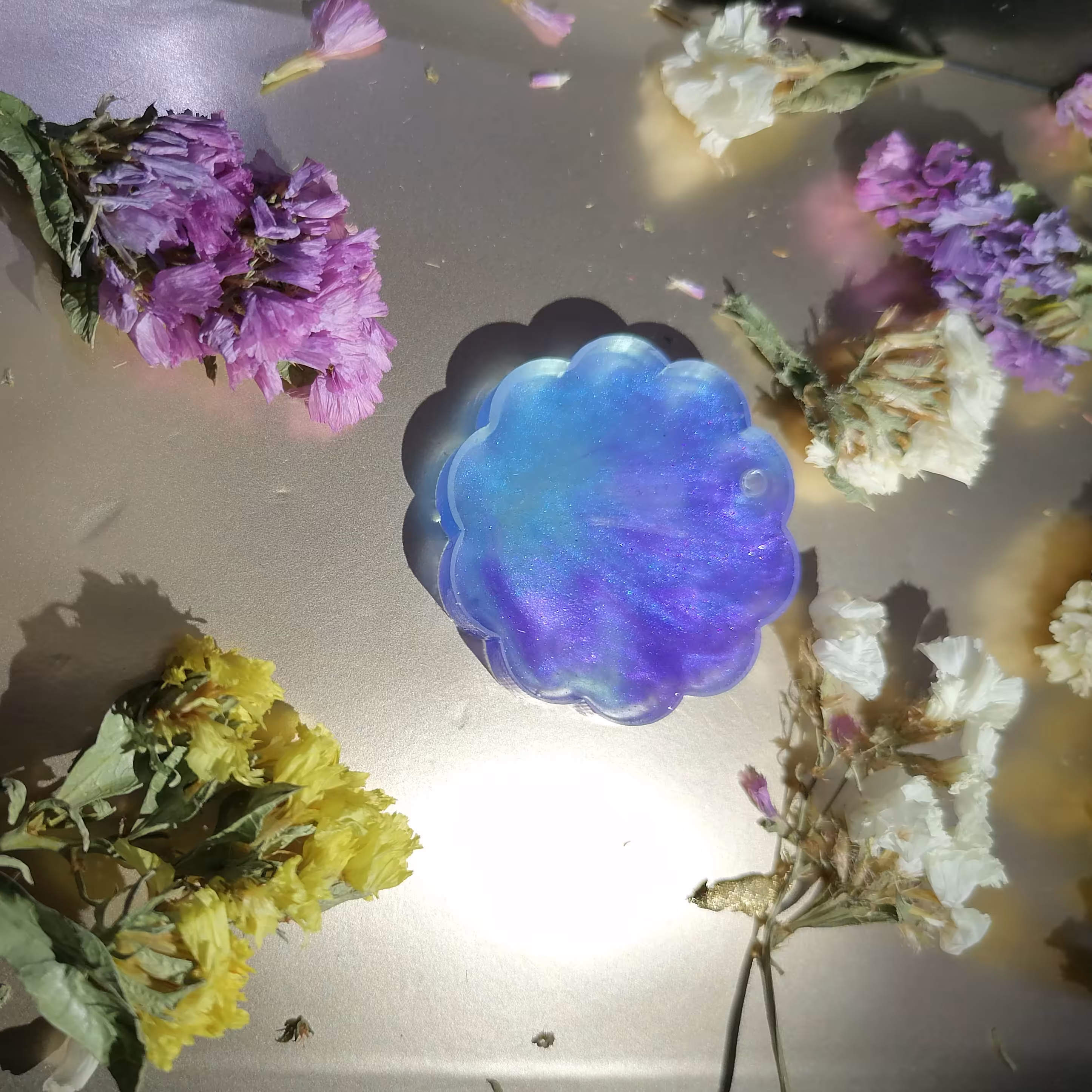 اکسسوری های رزینی، قابل استفاده به عنوان مگنت یخچال، گل سینه، جاکلیدی، گوشواره، گردن بند، پیکسل، تزئین میز و کاربردهای د