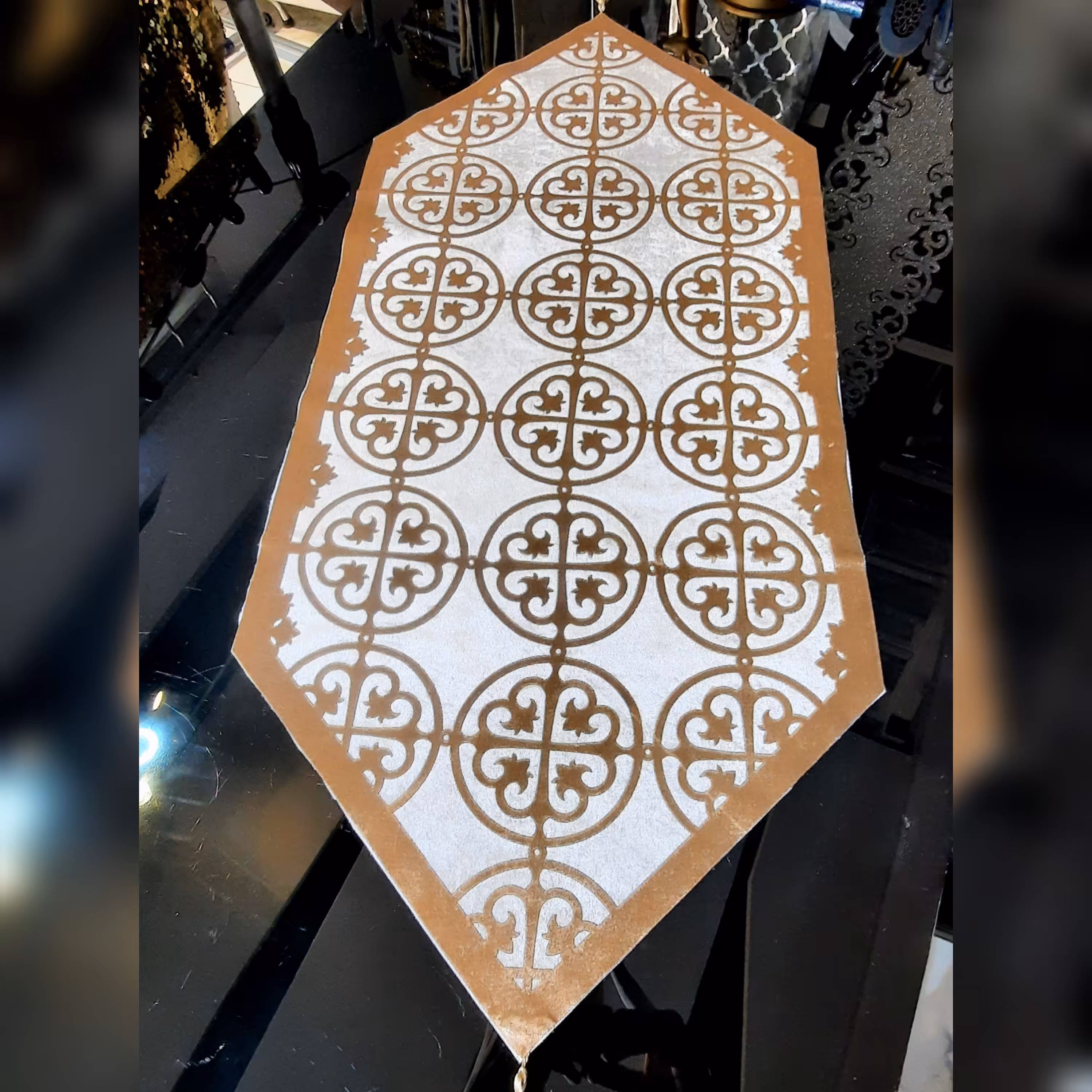 رومیزی جلومبلی مخمل دوبل رنگ کرم نسکافه سایز 90در 40