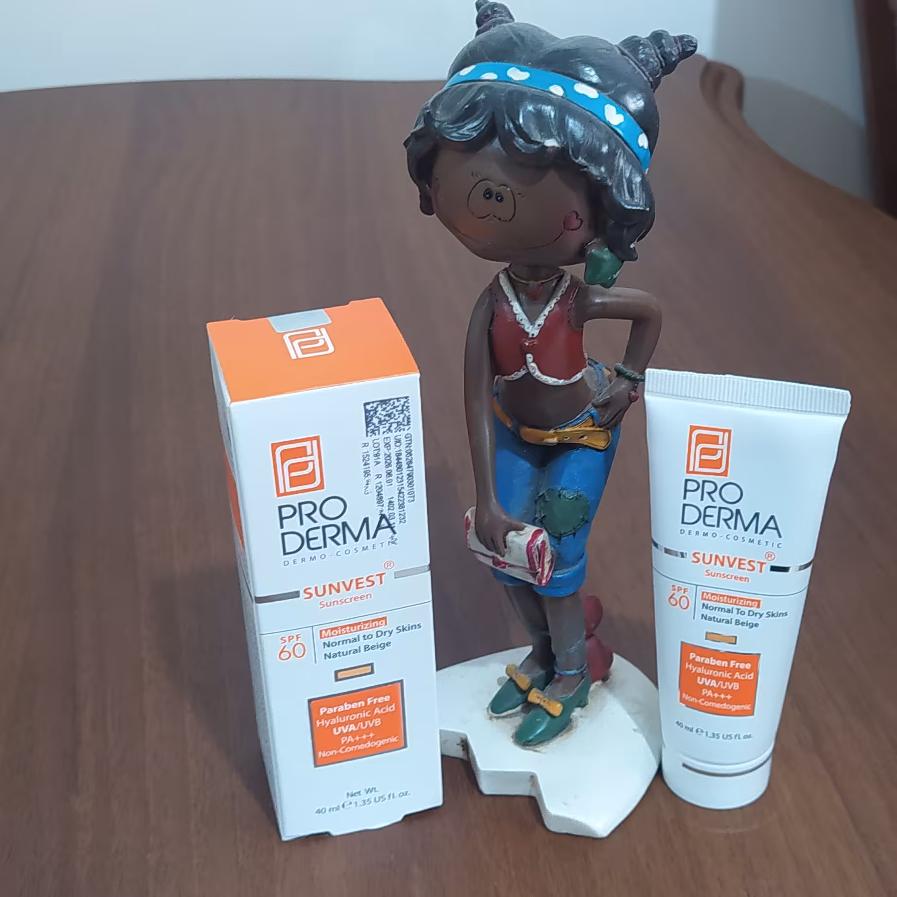 کرم ضدافتاب  رنگی و مرطوب کننده spf60 بژ طبیعی پرودرما