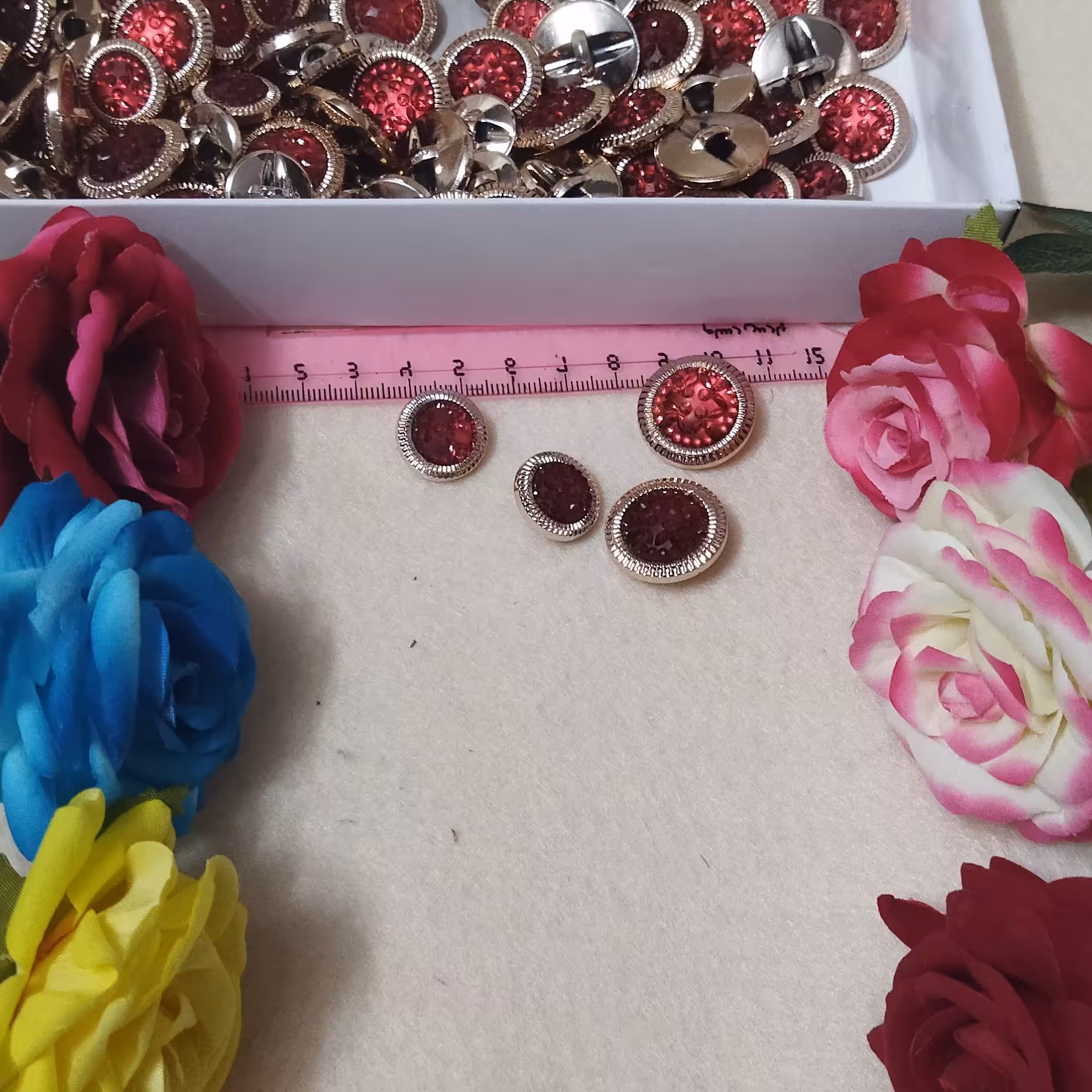دکمه شکری قرمز دور طلایی 