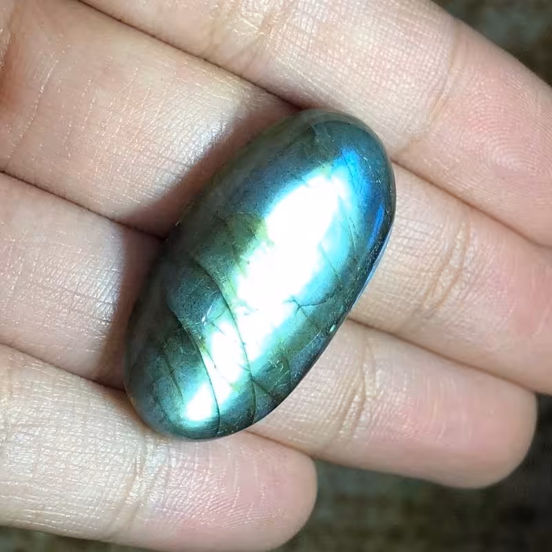 نگین لابرادوریت  با تلالویی بی نظیر و زیبا وارداتی از کشور لابرادور کانادا تراش بیضی  شکل کد 184