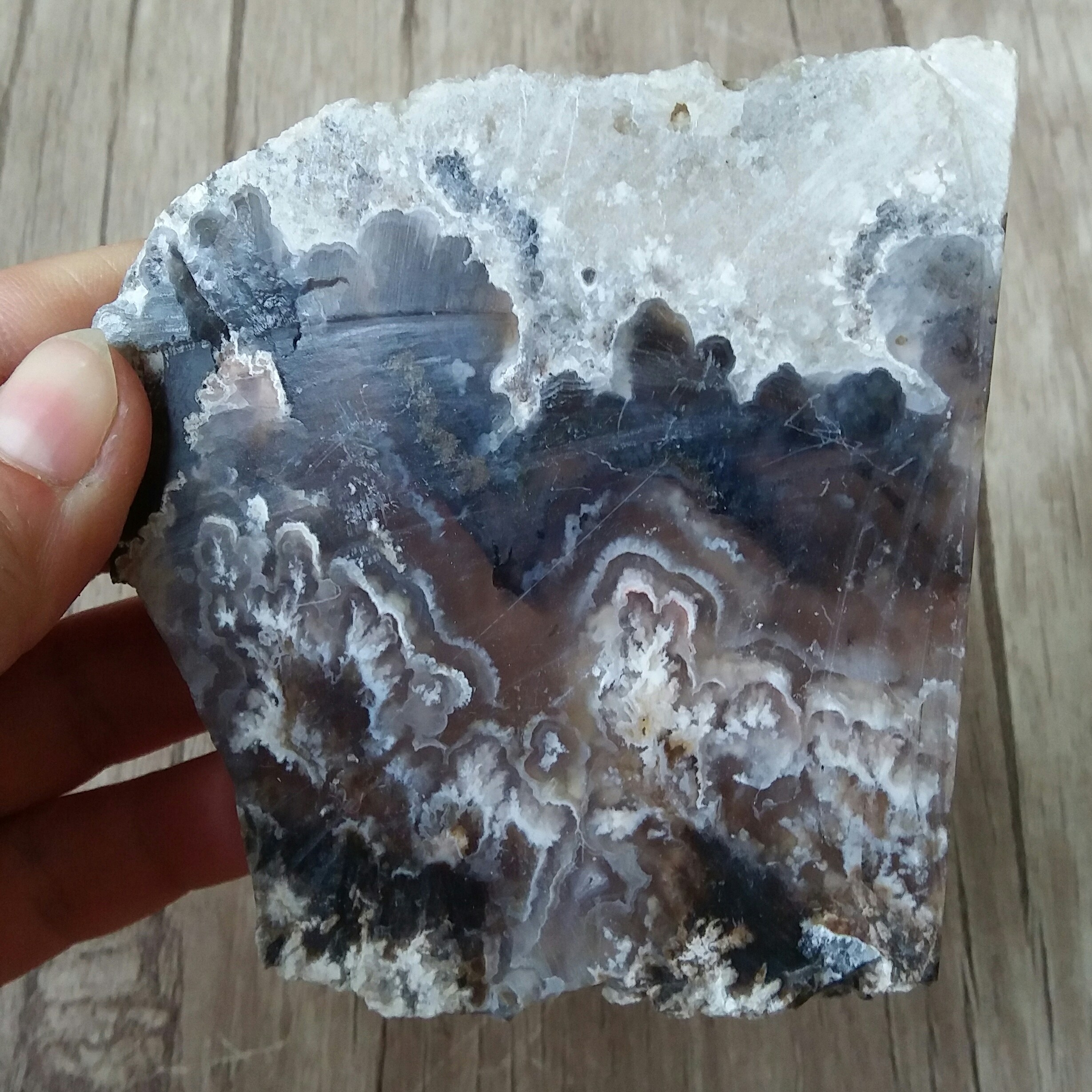 سنگ راف عقیق اصل با طرح شجر سه  بعدی زیبا معدنی و اصل با خواص بسیار عقیق مناسب رومیزی و دکوری و ساخت نگین با رنگ طبیعی 