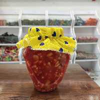 ترشی سالاد خانگی با آب گوجه فرنگی با سرکه سیب طبیعی با درب تزئین شده با درب زرد