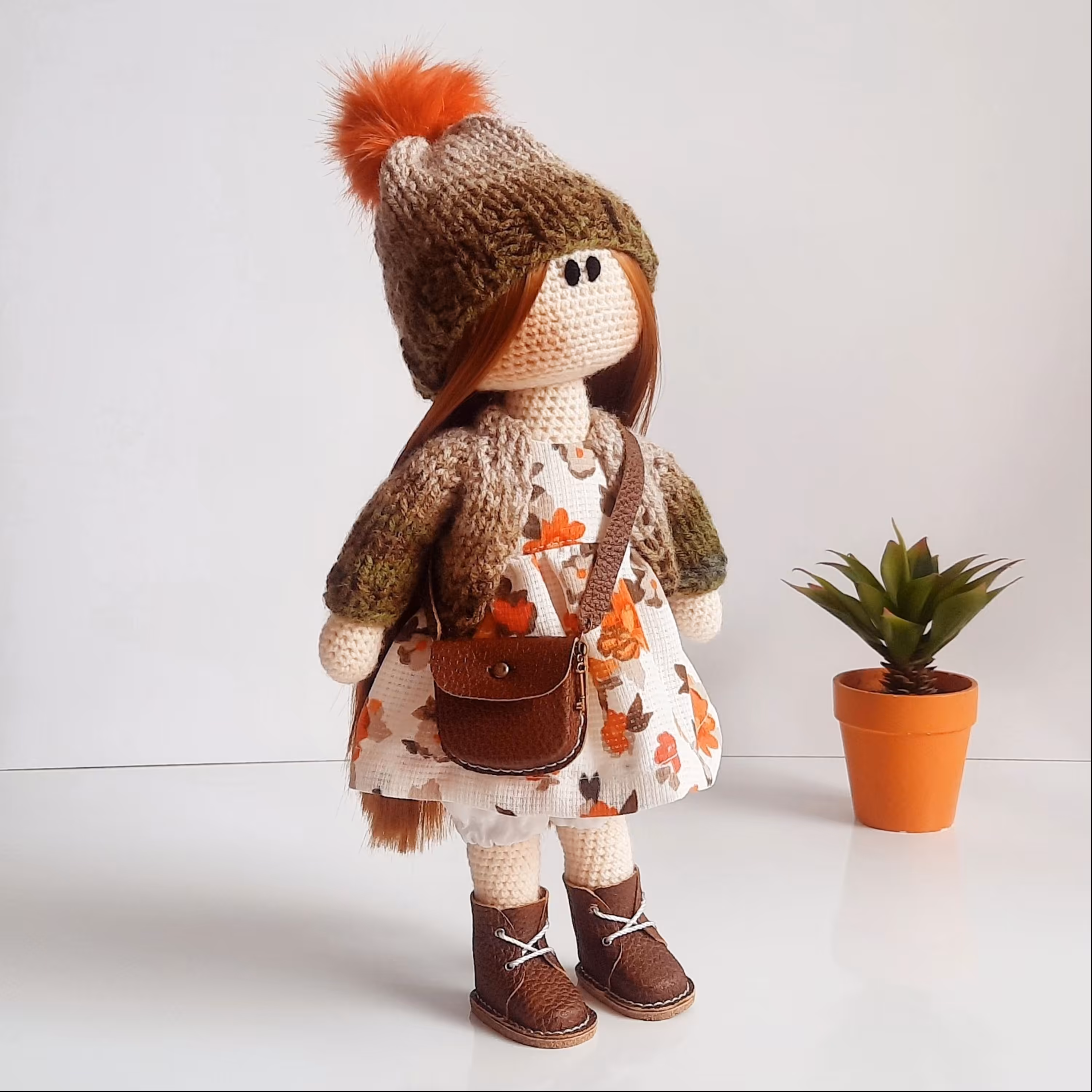 عروسک دستباف روسی 30 سانتی متری با لباس های جذاب و کیف و کفش دستدوز از چرم طبیعی