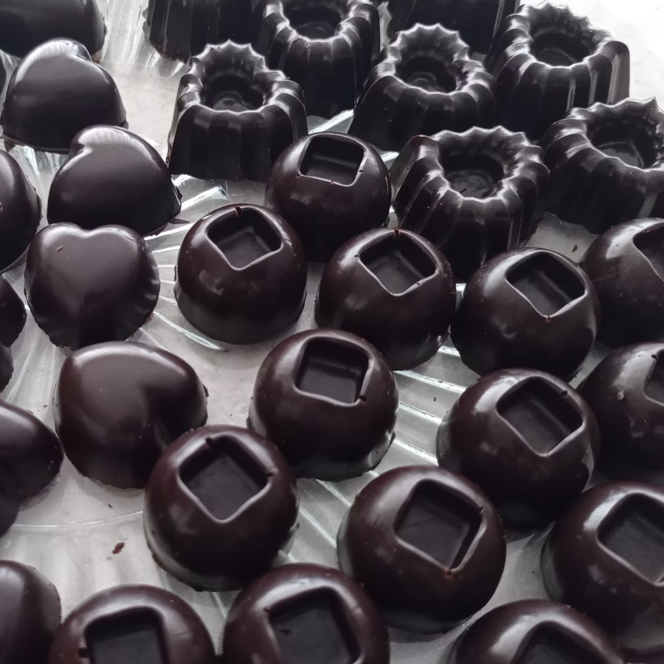 شکلات با فیلینگ چای ماسالا