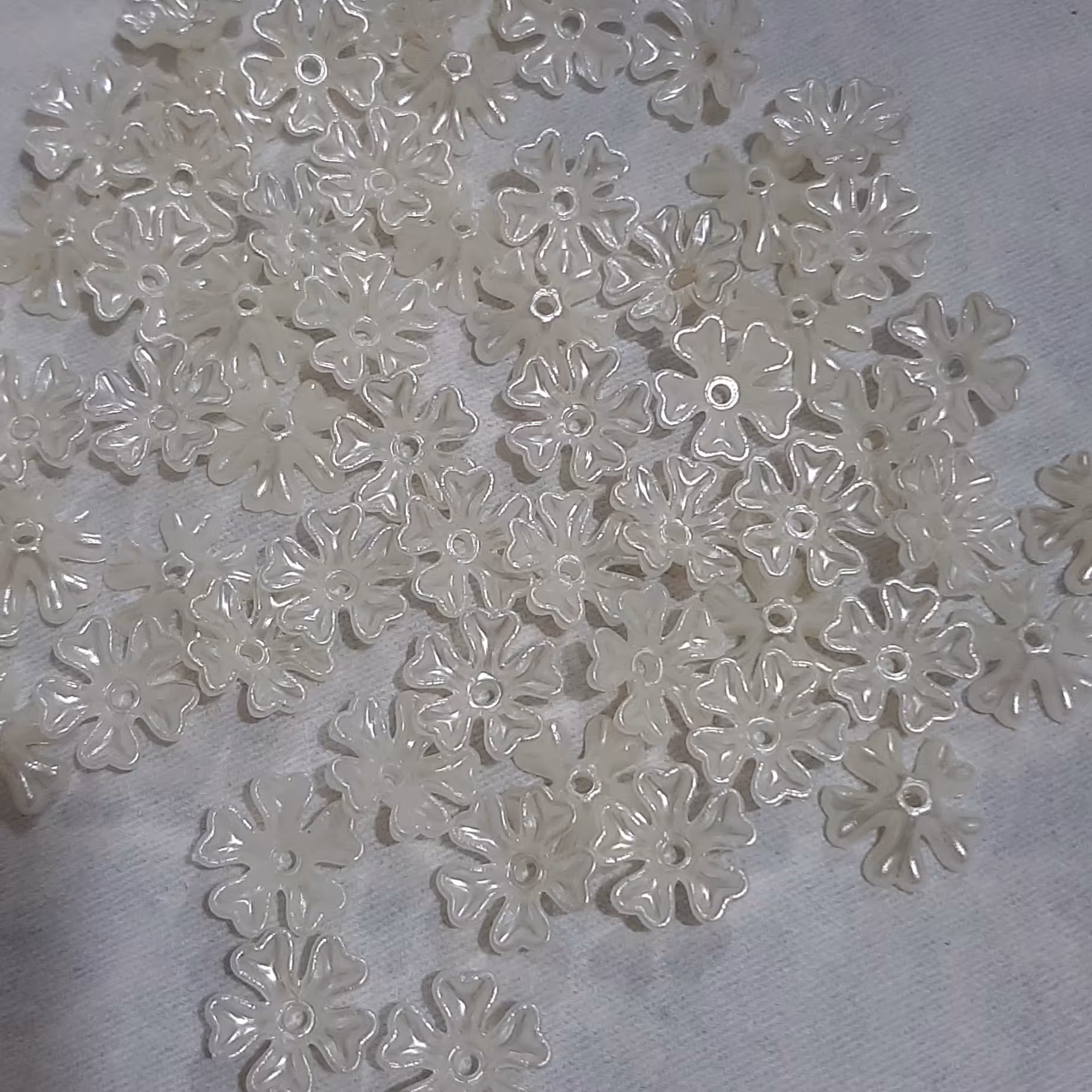 گل کریستال. شکوفه صدفی پنج پر . براق و زیبا . وارداتی .بسته 65 عددی 