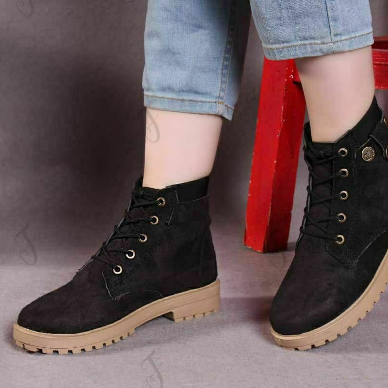 نیم بوت زنانه جنس سوییت در دورنگ مشکی و قهوه ای