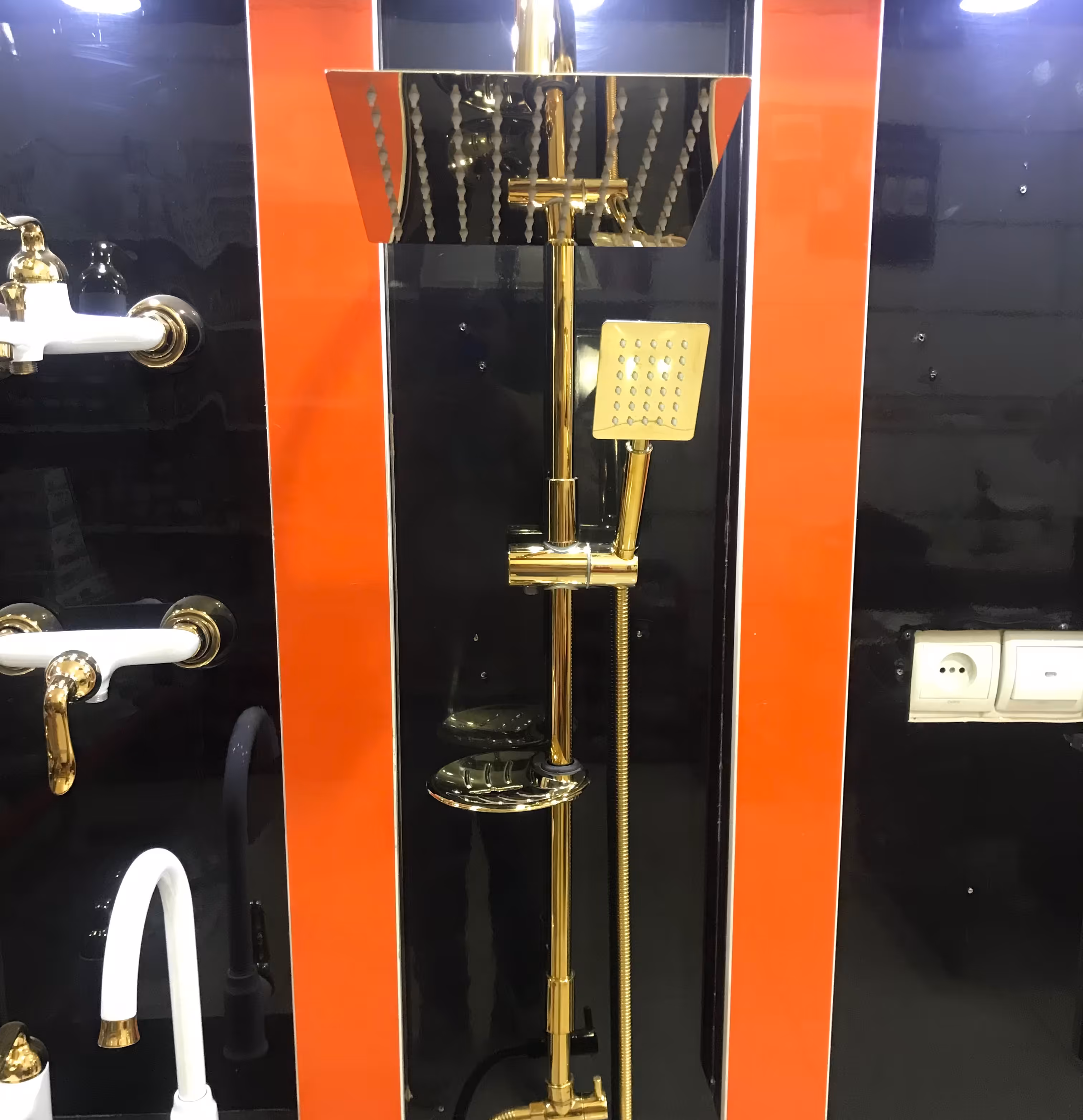 علم دوش دوکاره طلایی