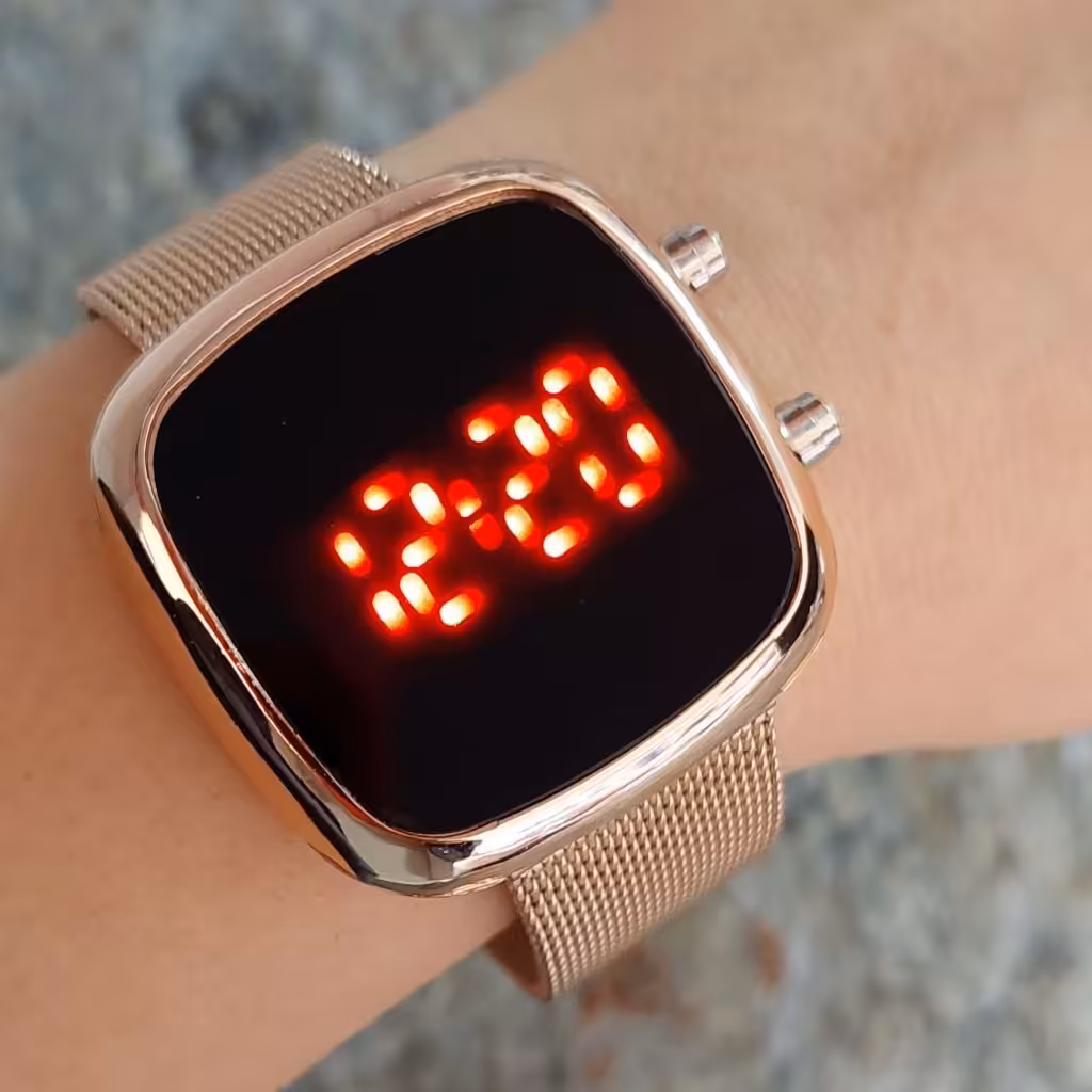 ساعت ال ای دی مربعی رزگلد
بندحصیری ضخیم
دارای روکش اضافه