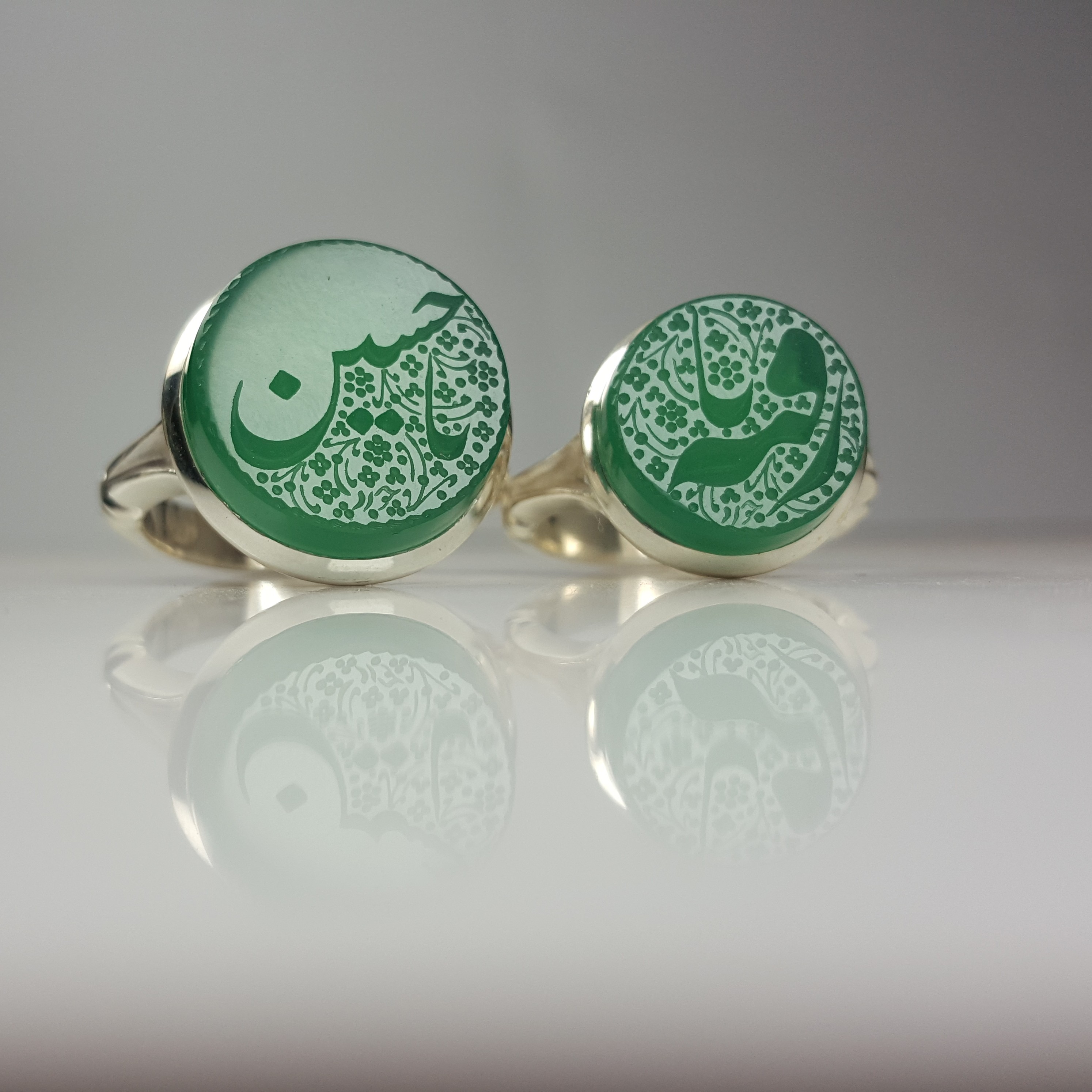 ست مردانه و زنانه  عقیق سبز خوش رنگ 
رکاب دست ساز مدل صفوی 
حرز امام جواد علیه السلام 
تربت امام حسین علیه السلام زیر نگ