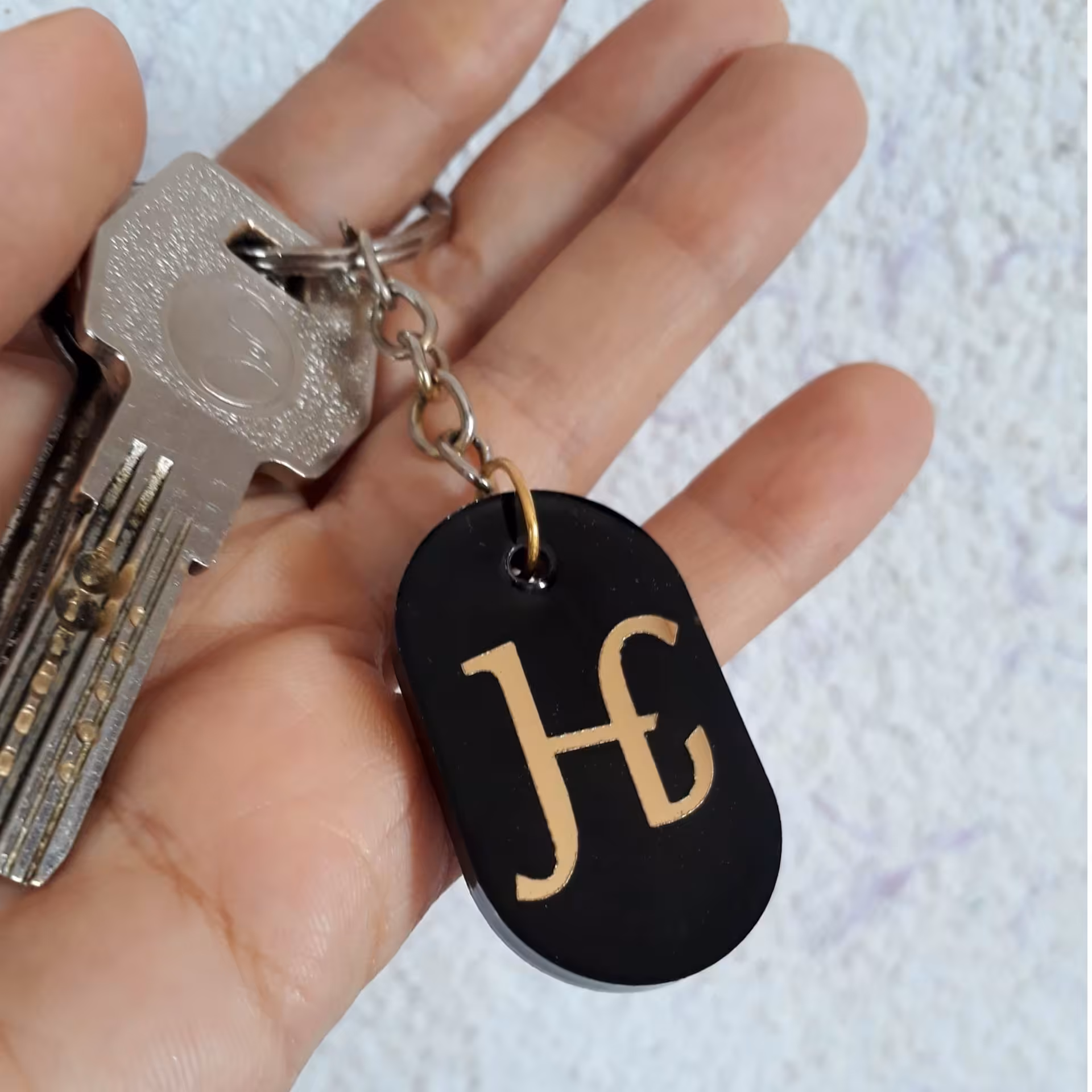 جاکلیدی حرف اول اسمHرزینی،نشکن وسبک رنگ مشکی جنس حرف مولتی استایل