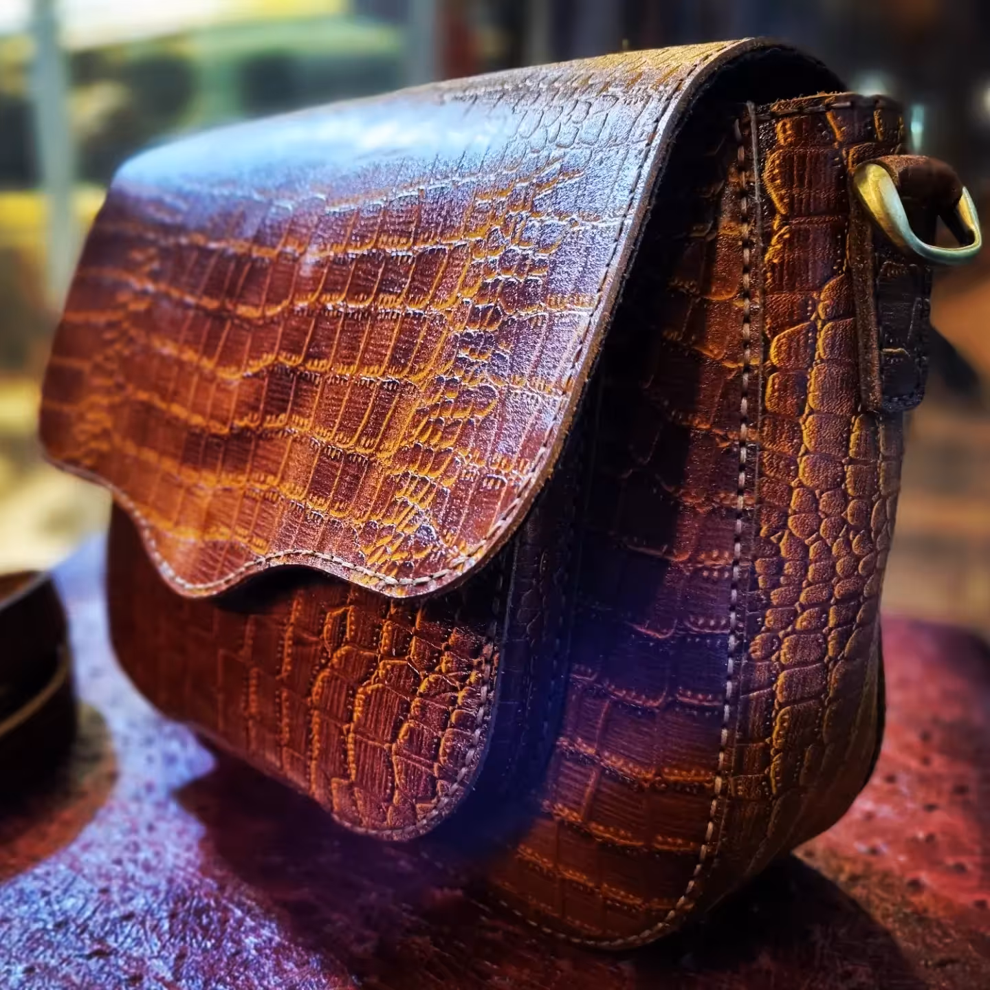 چرم طبیعی دستدوز  قابل سفارش در انواع طرح و رنگ با کمترین قیمت و بهترین کیفیت ارسال به سراسر کشور