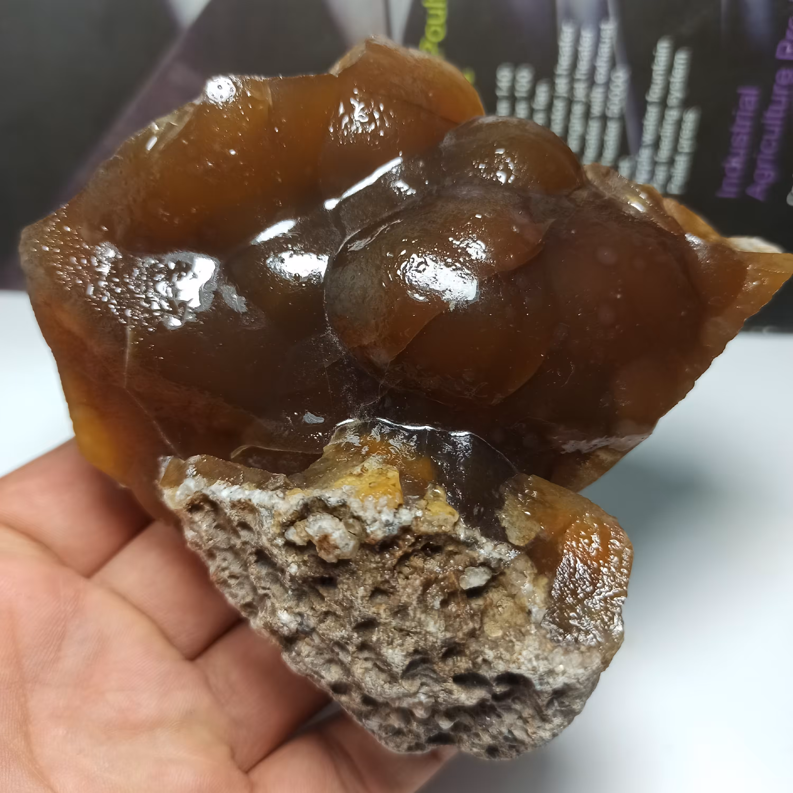 گوهر سنگ عقیق  کلکسیونی تزئینی کاملا طبیعی و اصل معدنی خوشرنگ و زیبا 