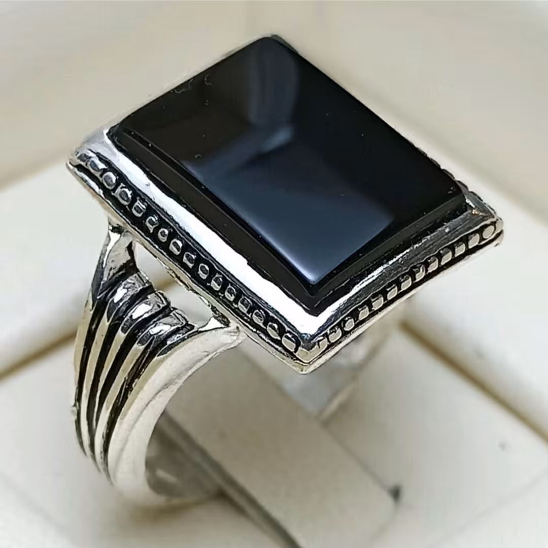 انگشتر نقره مردانه همراه با عقیق مشکی چهارگوش