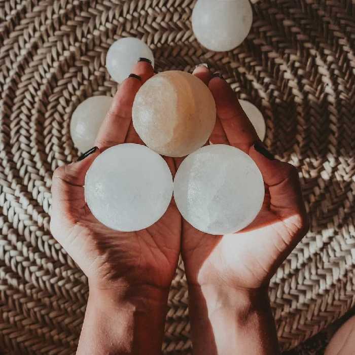 گوی ماساژ سنگ نمک قطر 6 سانت پک سه تایی( پرتقالی، لیمویی، سفید) مناسب رفع درد و ریلکسیشن و خار پاشنه