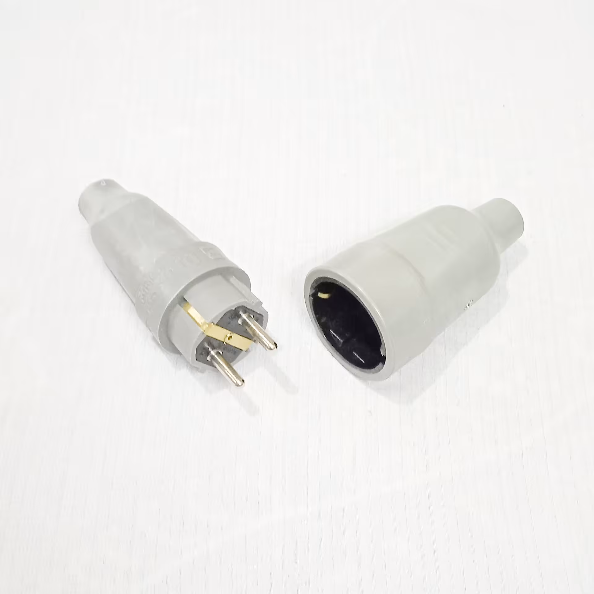 دوشاخه برق صنعتی نری و مادگی