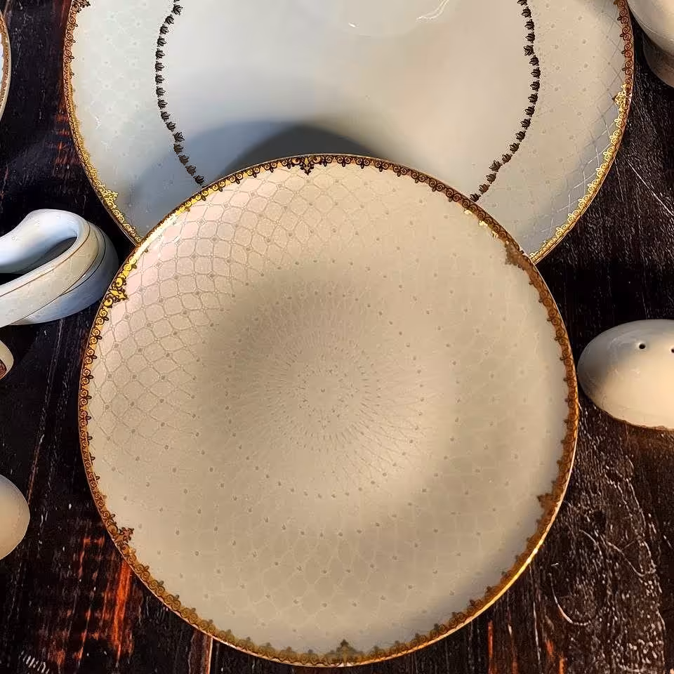 سرویس چینی پردیس 6نفره 12نفره گرد هزینه ارسال به عهده مشتری محترم 