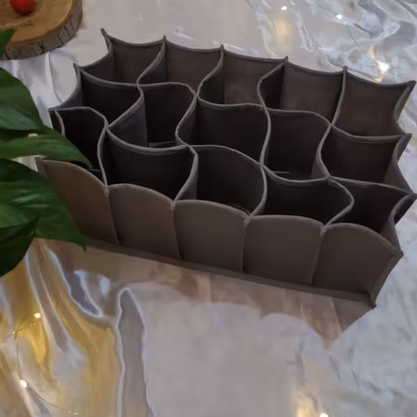 نظم دهنده لانه زنبوری 15 خانه رنگبندی سفیدمشکی طوسی ابعادهرخانه عرض 8 سانتیمترارتفاع 12انتیمترمناسب برای جوراب 