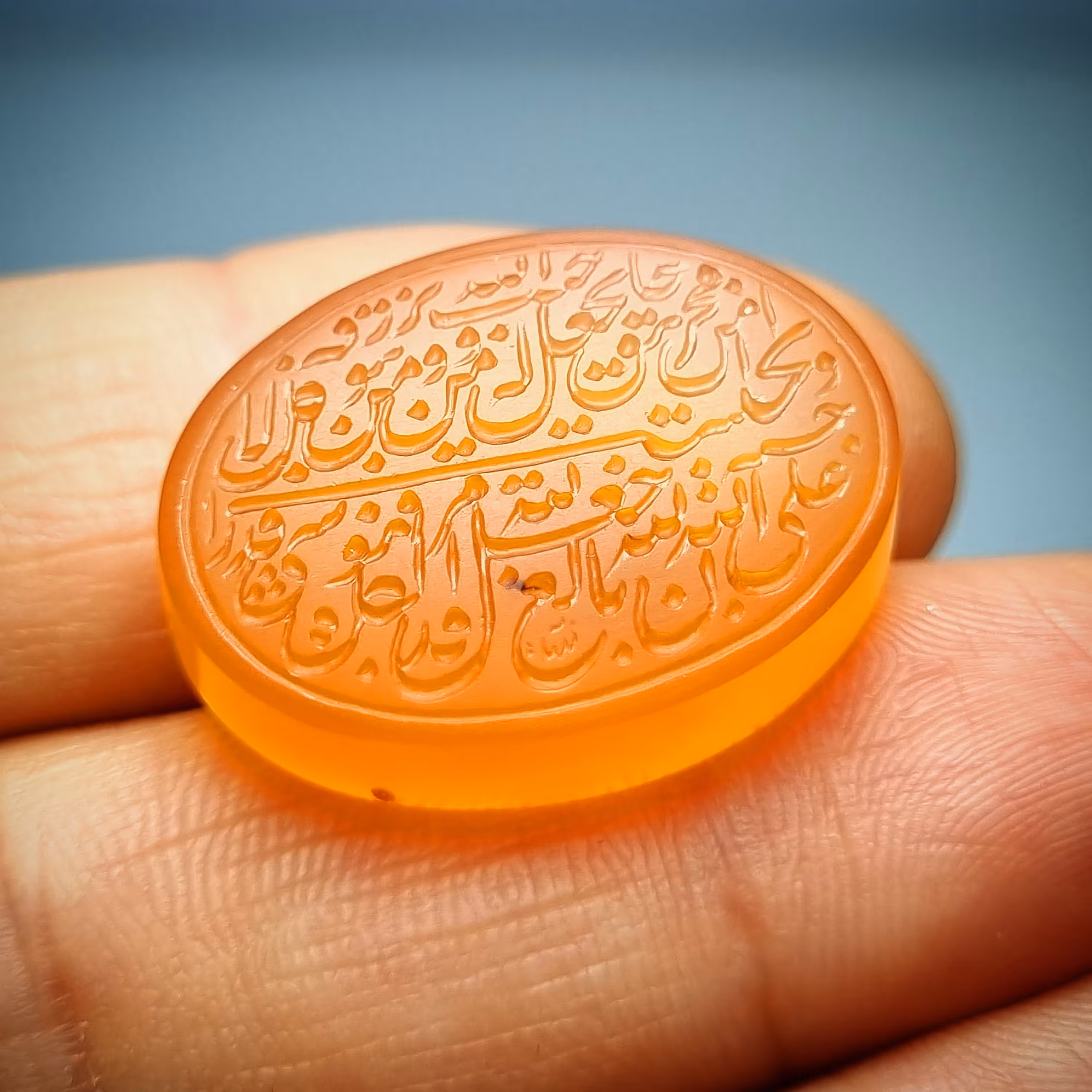 نگین  عقیق پرتقالی اصل یمنی با حکاکی دستی آیه وان یکاد (آیه رزق و روزی )