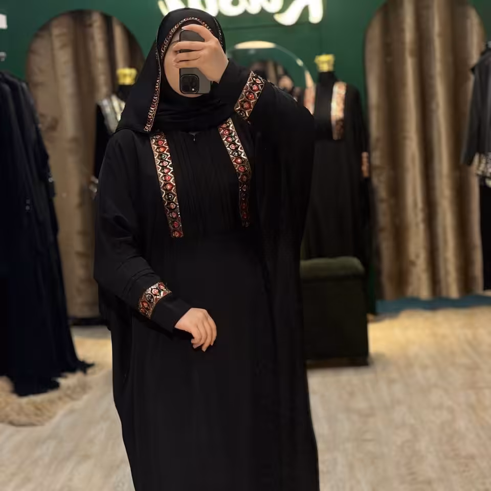 عبا زیپ دار از جلو الیزه خرجکار مخمل ترک سوزن دوزی شده