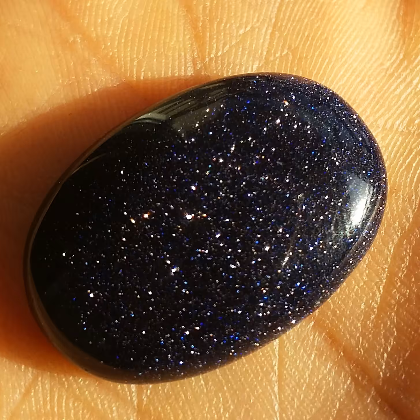 نگین دلربا سورمه ای کهکشانی درون نگین بسیاار خوش رنگ و بسیار زیبا دیدنی