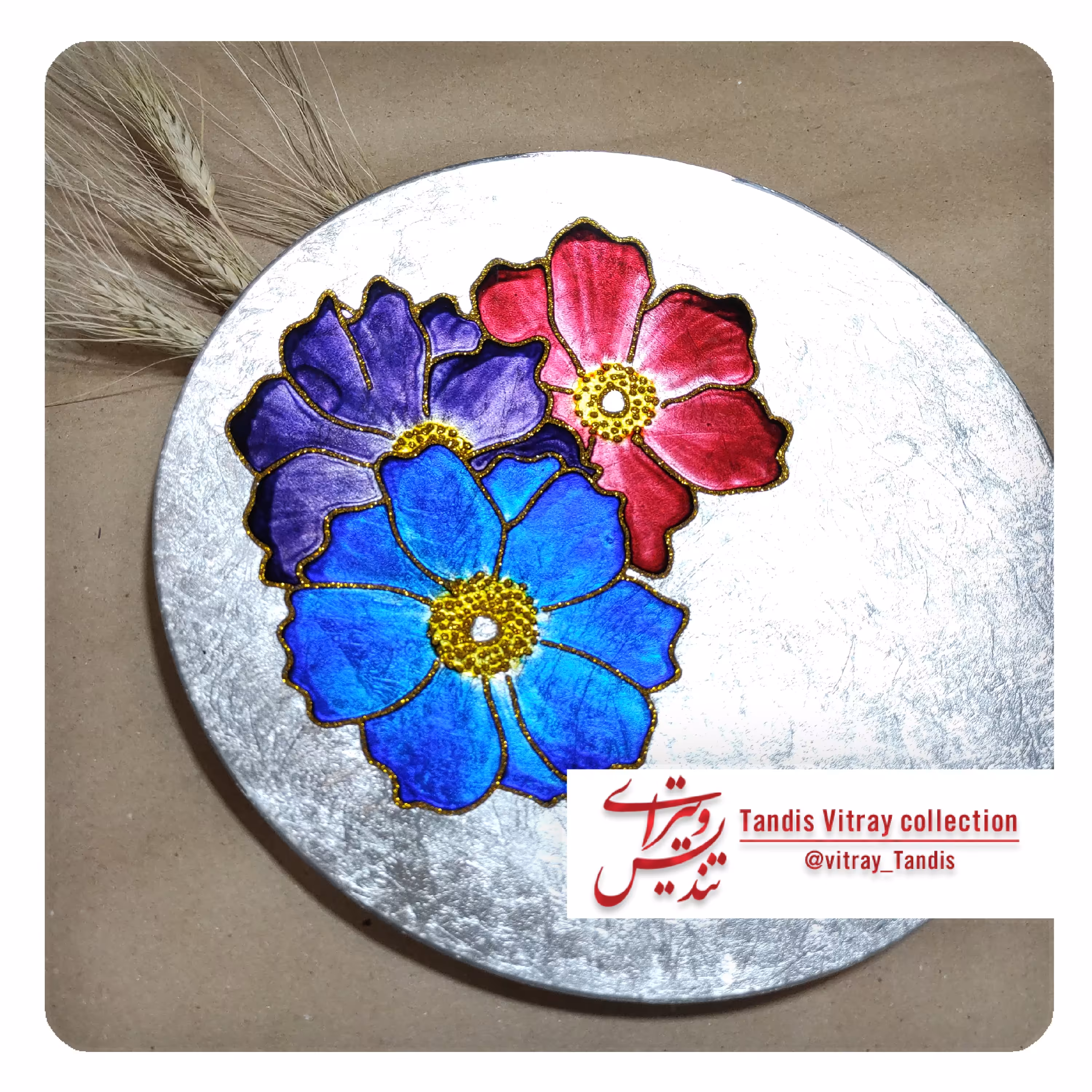 بشقاب گرد بزرگ دستساز ویترای با طرح سه گل و زمینه ورق نقره 