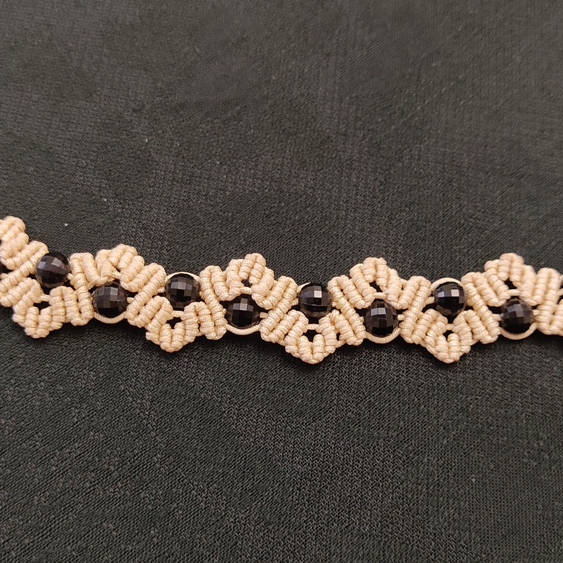 دستبند زیبا بافته شده با نخ مکرومه 