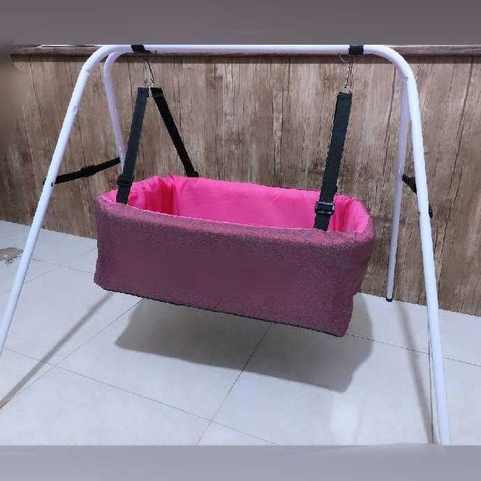 گهواره ننویی نوزاد رنگ صورتی با پایه های فلزی