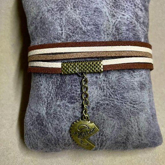 دستبند تریشه چرمی مدل ساده رنگ های کرم و قهوه ایی همراه با خرج کار برنزی و زنجیر برنزز