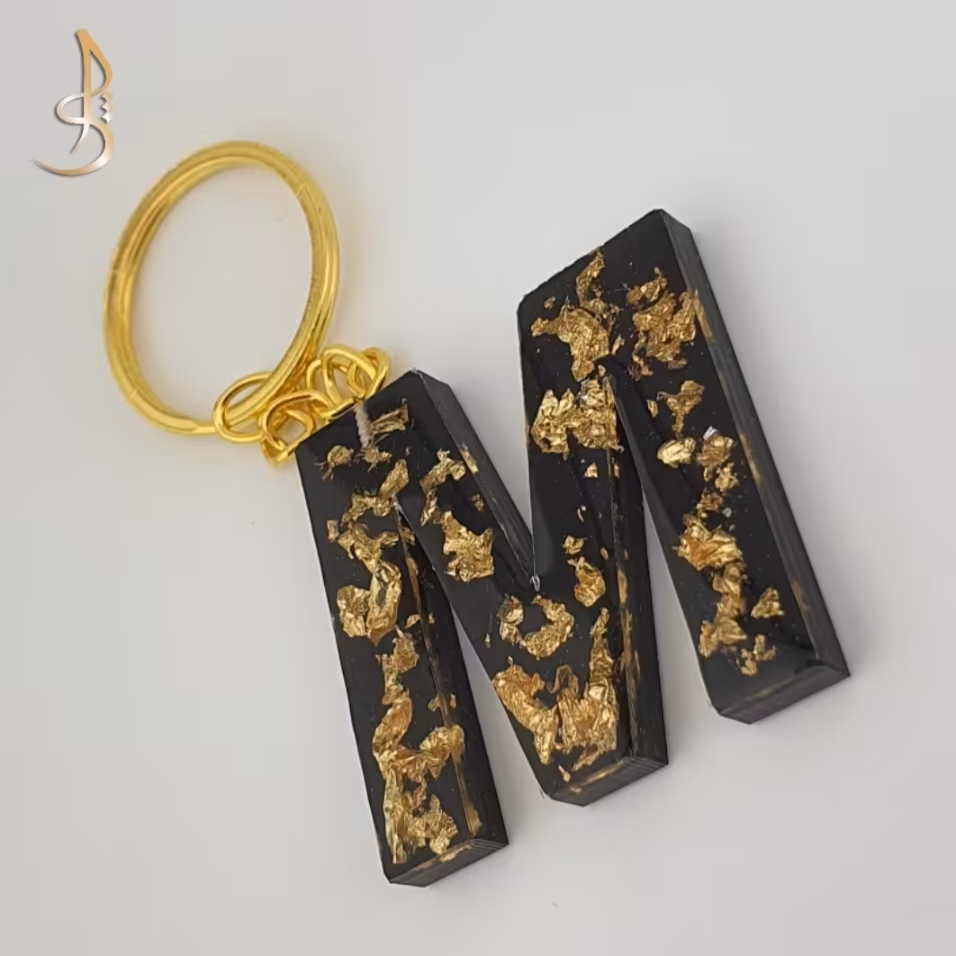 جاکلیدی  رزینی حروف انگلیسی حرف M  مشکی و ورق طلایی کد 001 