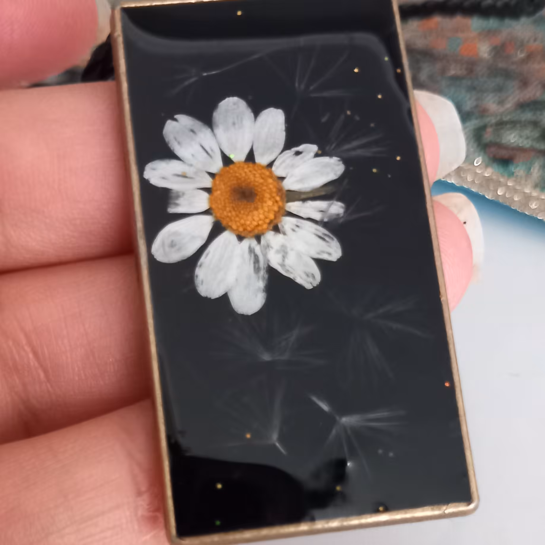 مدال مستطیلی رزینی گل بابونه و قاصدک با بند چرمی قفل استیل 