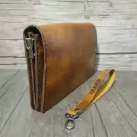 کیف مدارک اسپرت دوشی چرم طبیعی دست دوز ایزاکو