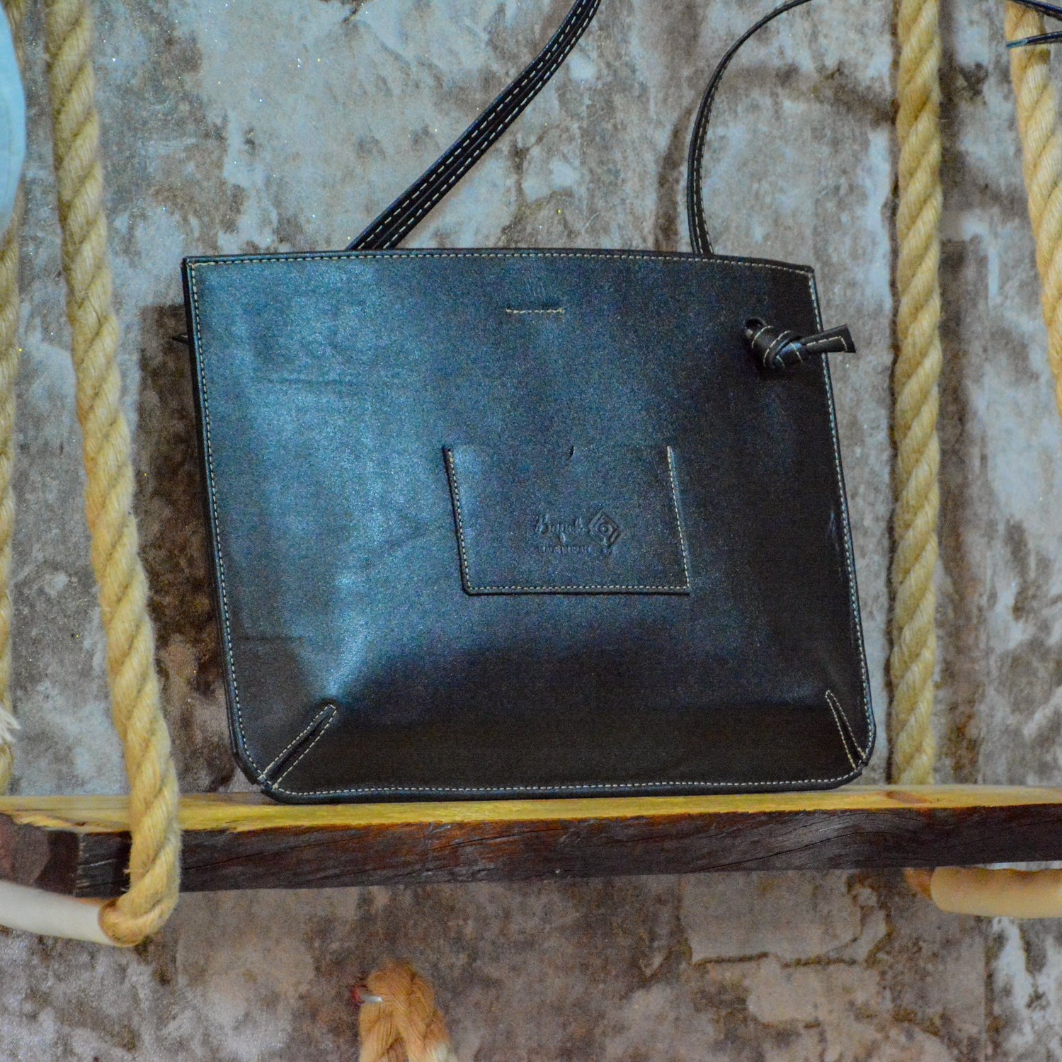 کیف دوشی زنانه چرم طبیعی کیف دخترانه چرم دوشی کوچک کاربردی چرم گاوی ساده و شیک