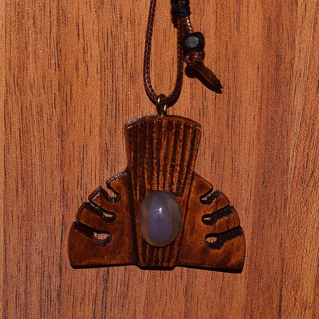 گردنبند چوبی سنگ عقیق سوسنی رنگ طرح اهورا