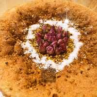 کیک پسته با بافت پنبه ای و نرم و طعم و عطر پسته هزینه پیک پس کرایه 