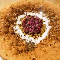 کیک پسته با بافت پنبه ای و نرم و طعم و عطر پسته هزینه پیک پس کرایه 