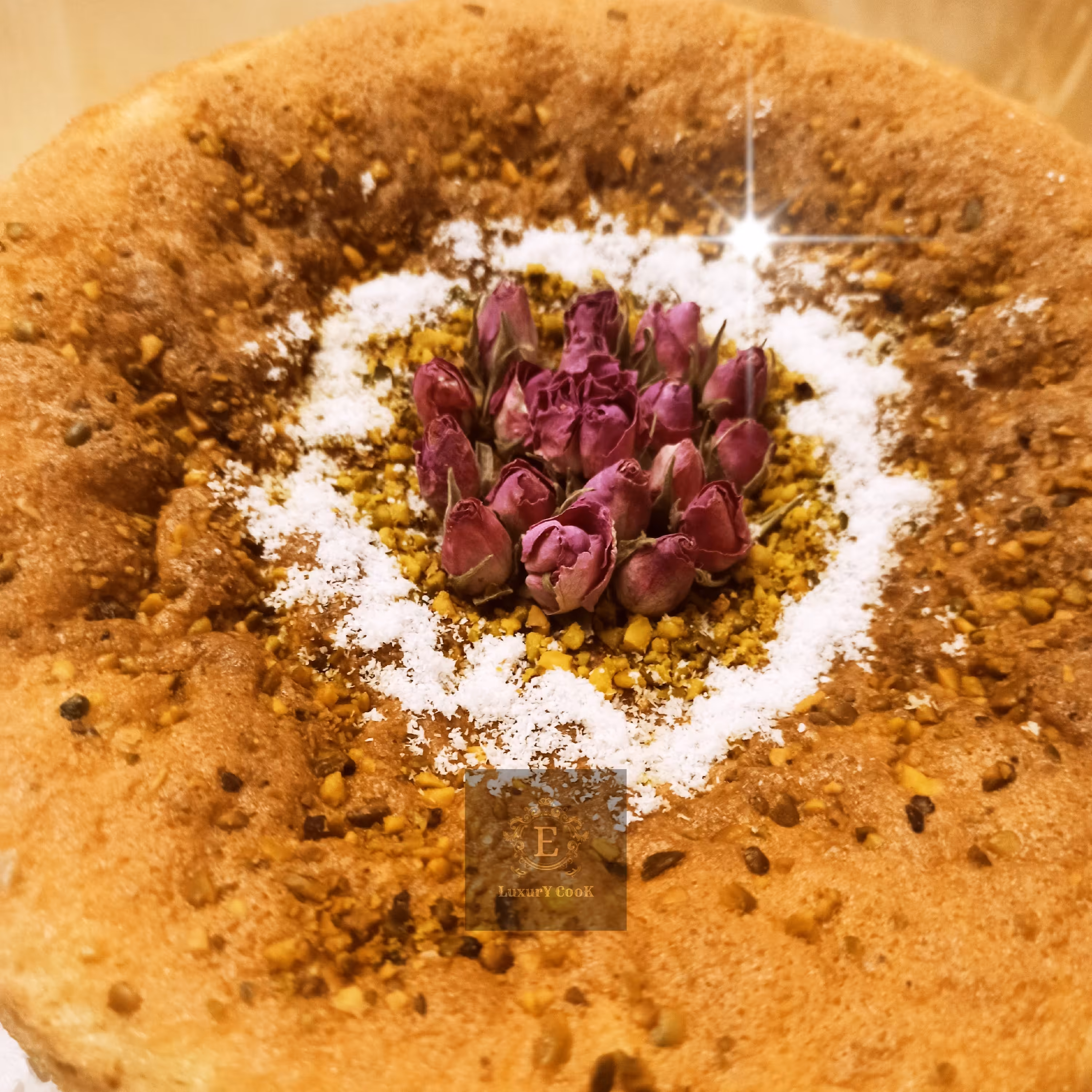 کیک پسته با بافت پنبه ای و نرم و طعم و عطر پسته هزینه پیک پس کرایه 