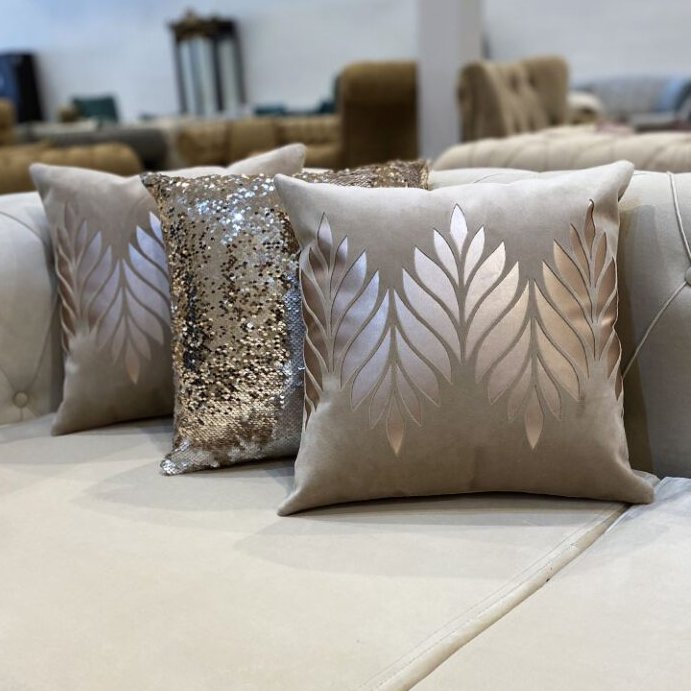 ست کوسن 3 عددی طرح پیچک مخمل کرم نسکافه چرم رزگلد